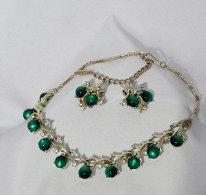 Coro Vintage Costume Green Groen Moonglow Thermoset Goldtone Goudkleurige demi parure necklace earrings oorbellen collier h.JPG