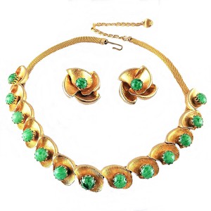 Green stone goltone gold plated vintage modernist costume sieraden set collier hanger clip oorbellen necklace earrings set 2.jpg