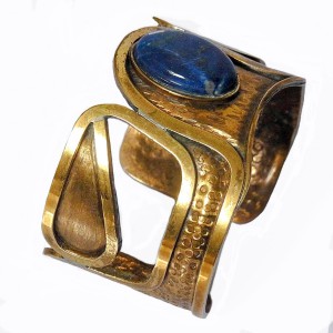 Morita Gil Artisana Hecha A Mano Chile brutalis modernist gold coloured cuff bracelet armband spang vintage  designer lapis lazulli 6.JPG