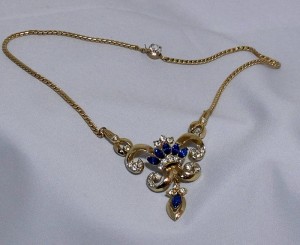 Coro vintage costume goldtone metal rhinestones blue necklace 1960s sixties 60s 60er collier ketting goudkleurig metaal blauwe heldere d.JPG