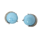 Nettie Rosenstein gesigneerde vintage zilverkleurige designer clip oorbellen met licht blauw art glas, 50er - 60er jaren.