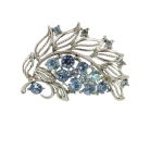 Grote vintage zilverkleurige costume broche met blauwe rhinestones, 60er jaren.