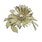 Grote vintage licht goudkleurige metalen bloem broche met Aurore Borealis hart, 60er jaren.