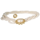 Vintage Trifari parel collier met goudkleurig bloemen sluiting met bijpassende oorbellen, 60er jaren.